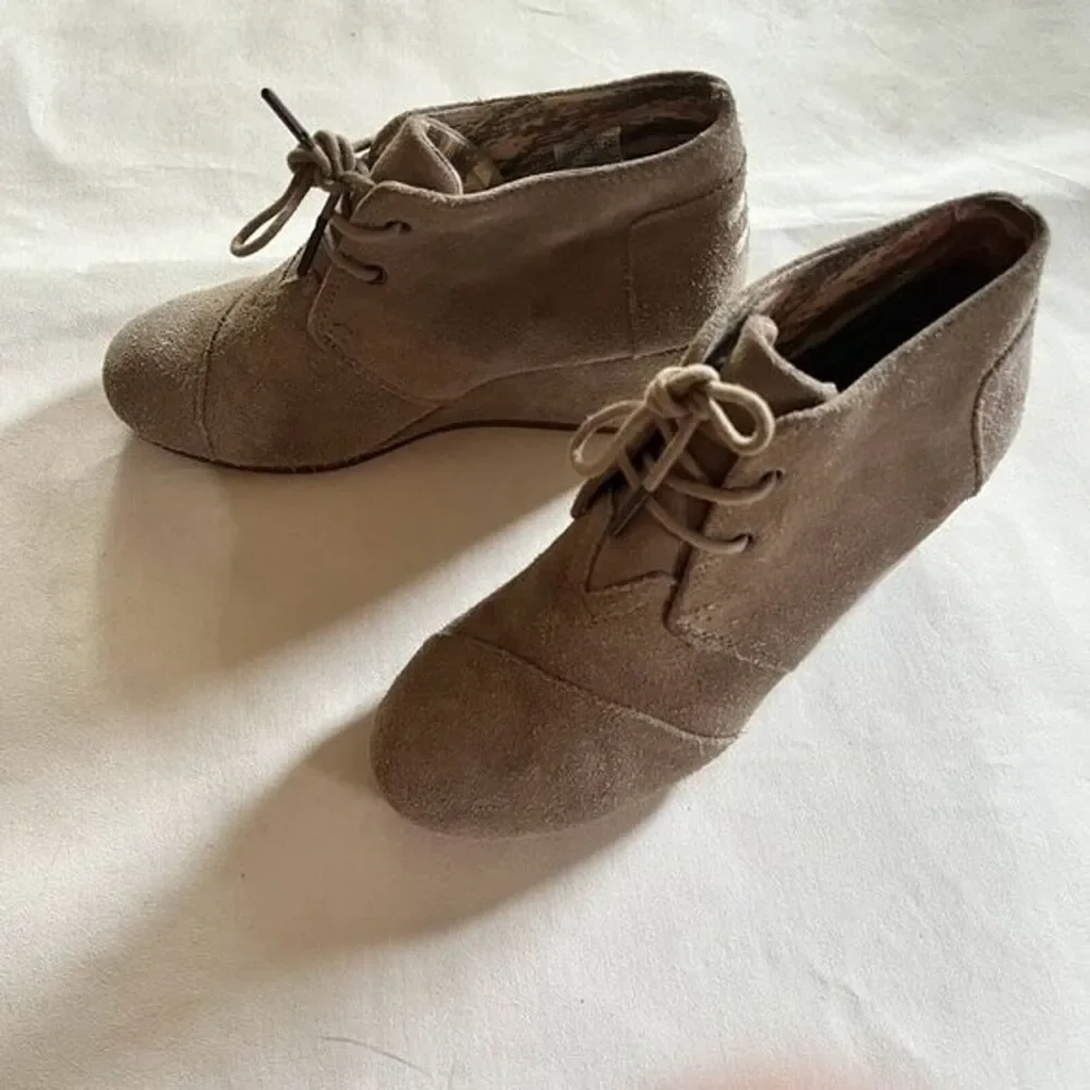 Toms Suede Desert‎ Bootie Lace Up Wedge Ankle Heel Boots Sz 8 - Picture 2 of 8